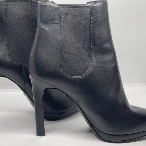 Michael Kors Black Booties size 8 like new. - Picture 2 of 5